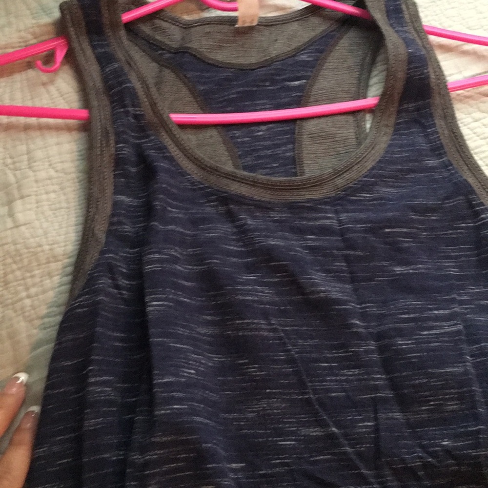 Workout top - Picture 2 of 4
